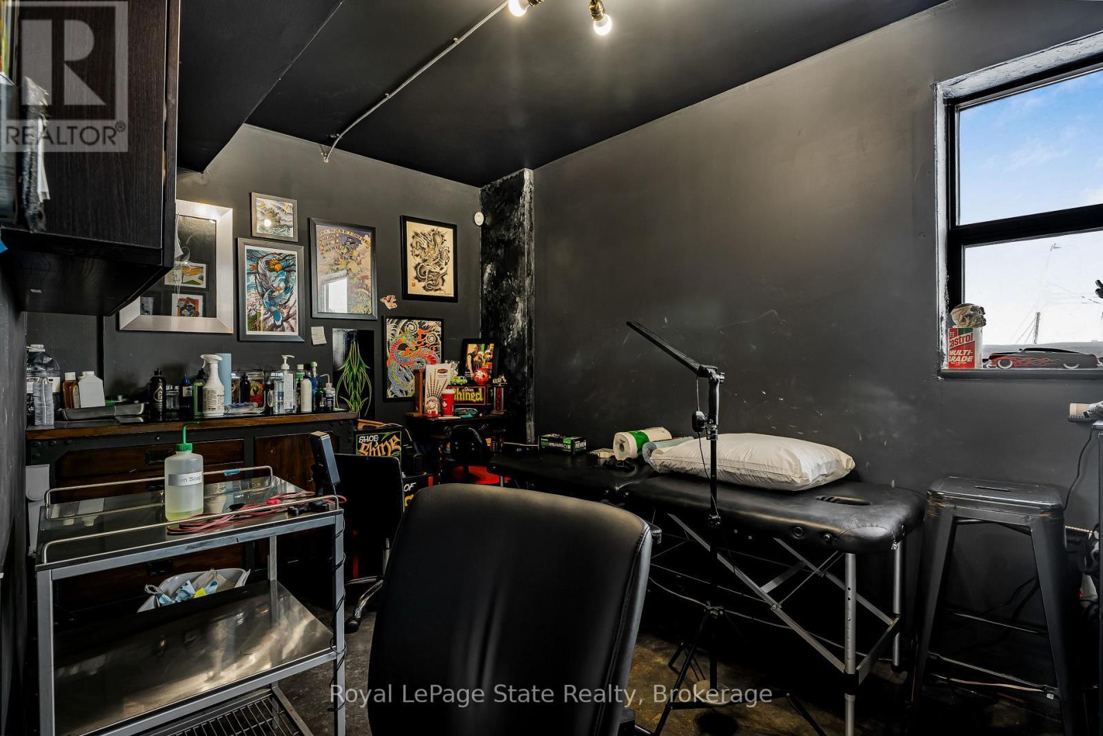 












196 PARKDALE AVENUE N

,
Hamilton (McQuesten),




Ontario
L8H5X2

