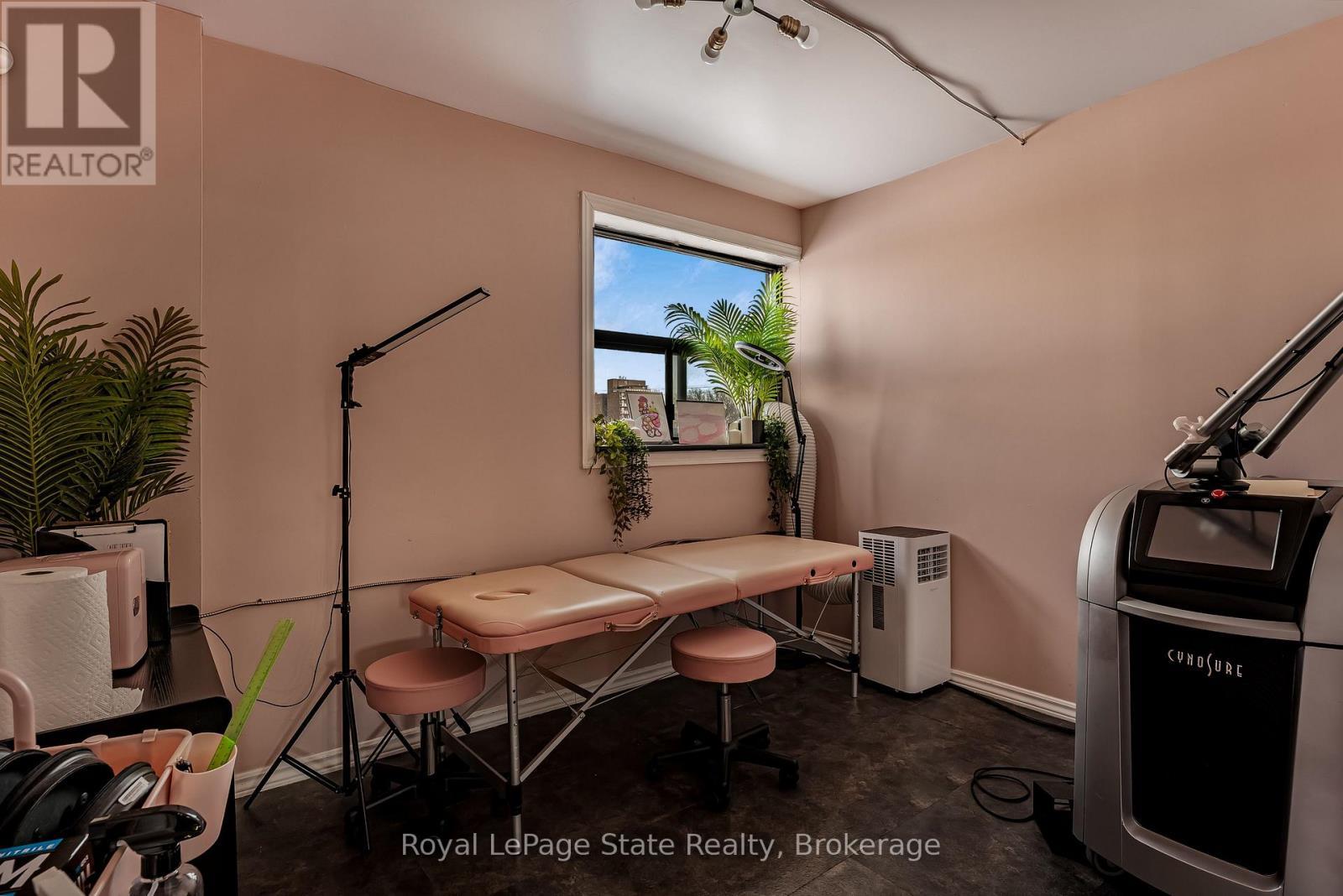 












196 PARKDALE AVENUE N

,
Hamilton (McQuesten),




Ontario
L8H5X2

