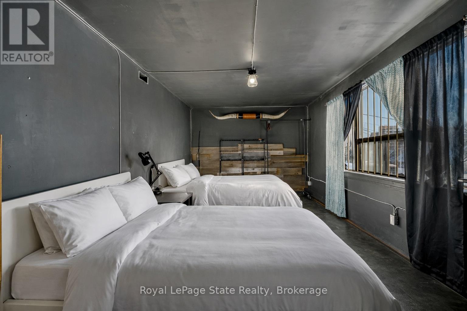 












196 PARKDALE AVENUE N

,
Hamilton (McQuesten),




Ontario
L8H5X2

