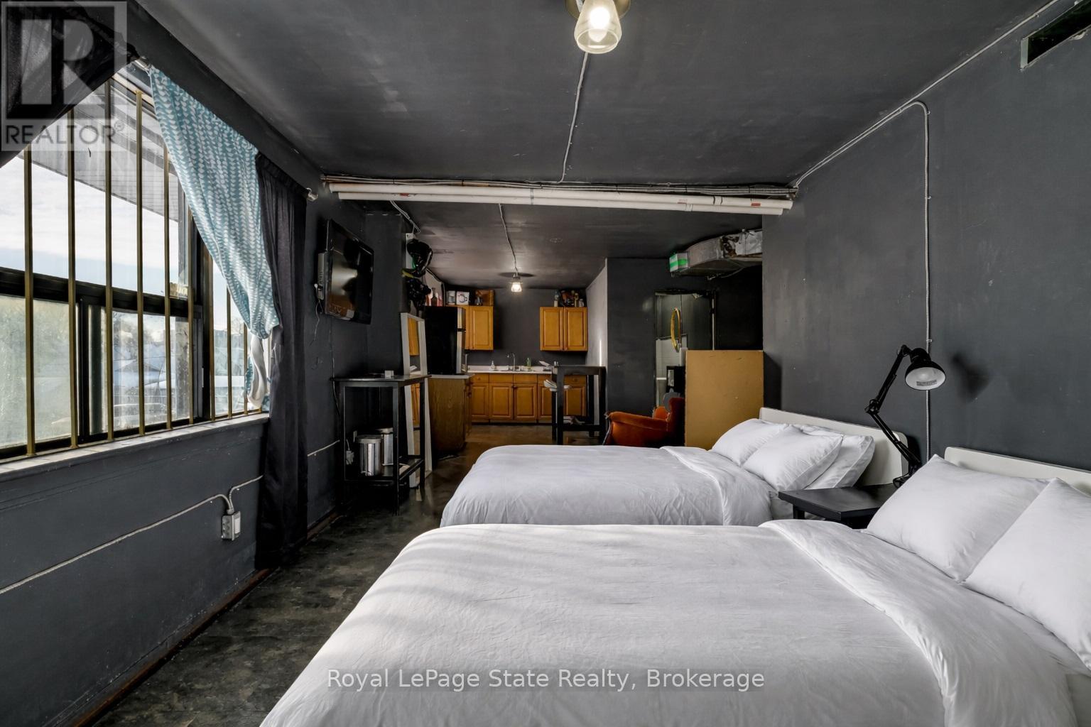 












196 PARKDALE AVENUE N

,
Hamilton (McQuesten),




Ontario
L8H5X2

