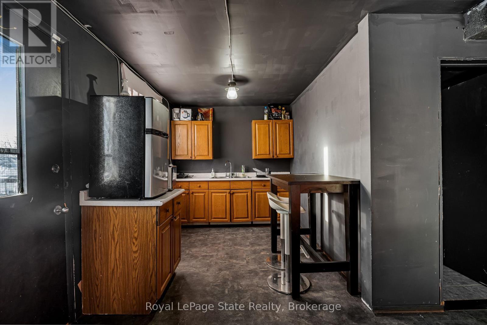 












196 PARKDALE AVENUE N

,
Hamilton (McQuesten),




Ontario
L8H5X2

