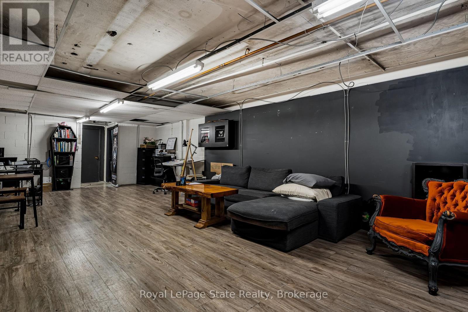 












196 PARKDALE AVENUE N

,
Hamilton (McQuesten),




Ontario
L8H5X2

