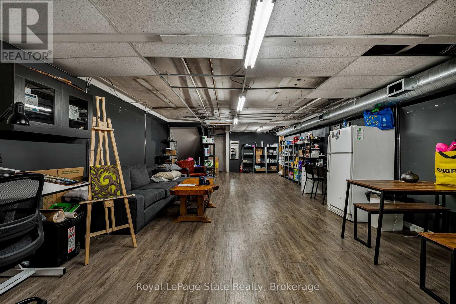 












196 PARKDALE AVENUE N

,
Hamilton (McQuesten),




Ontario
L8H5X2

