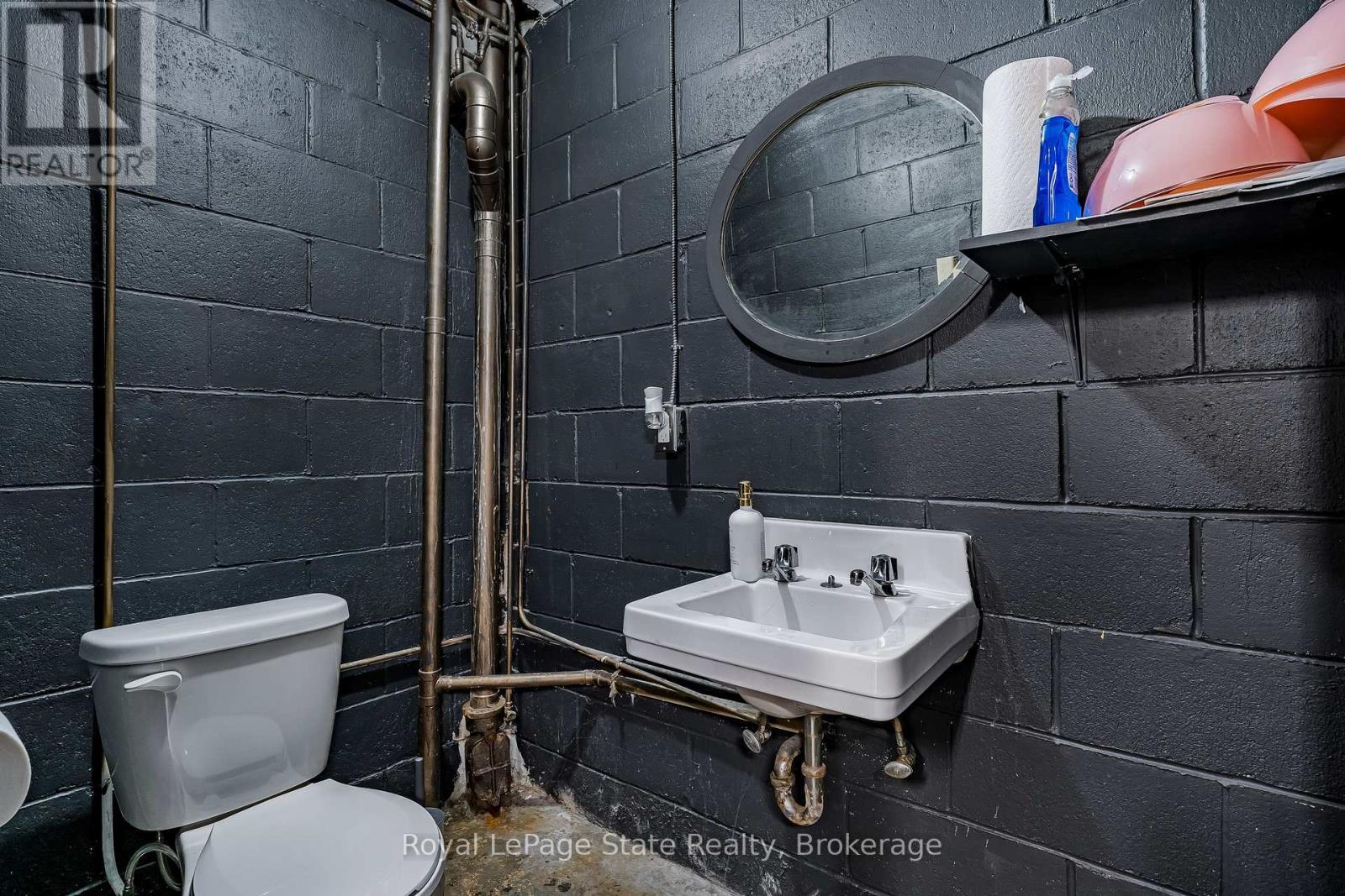 












196 PARKDALE AVENUE N

,
Hamilton (McQuesten),




Ontario
L8H5X2

