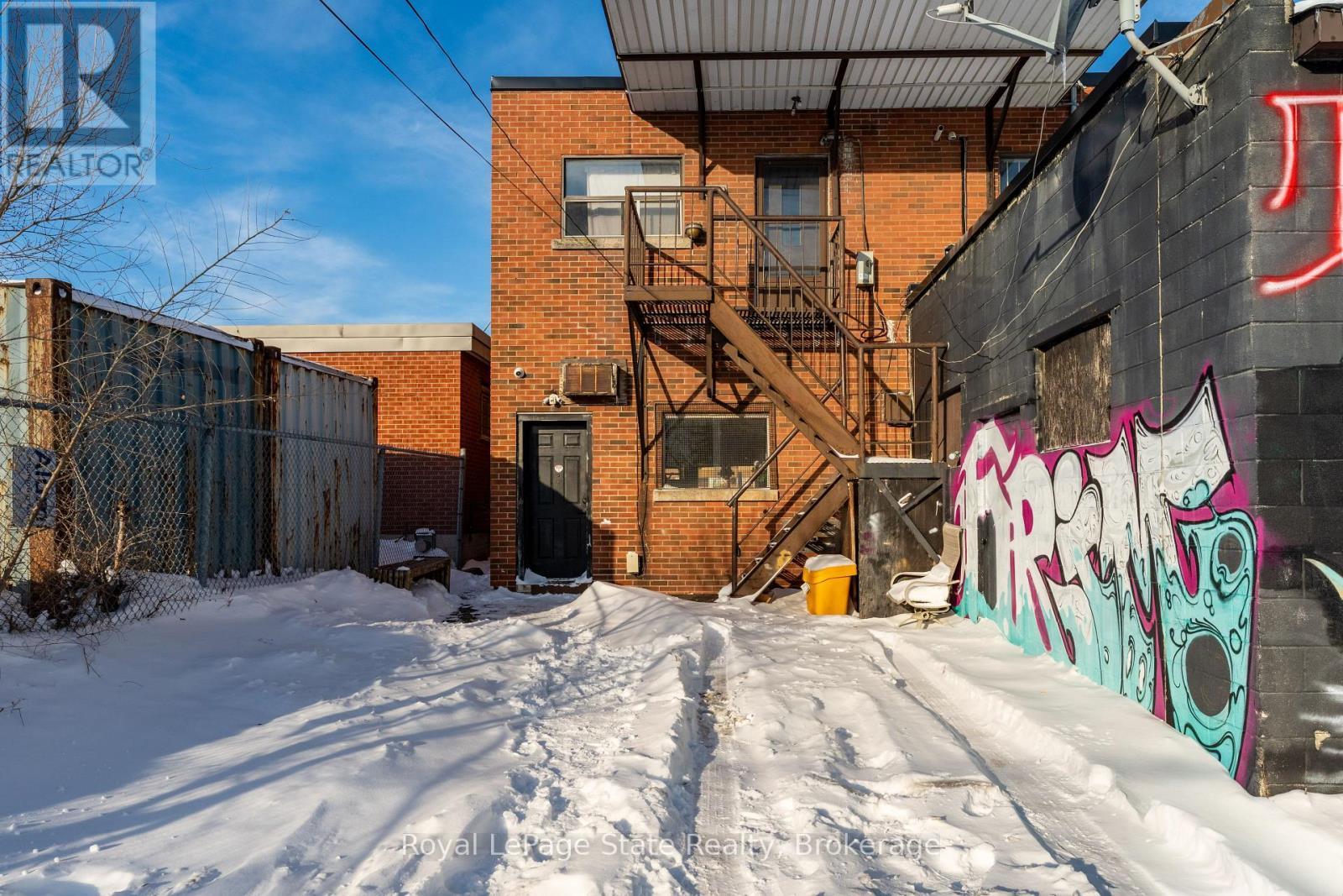 












196 PARKDALE AVENUE N

,
Hamilton (McQuesten),




Ontario
L8H5X2

