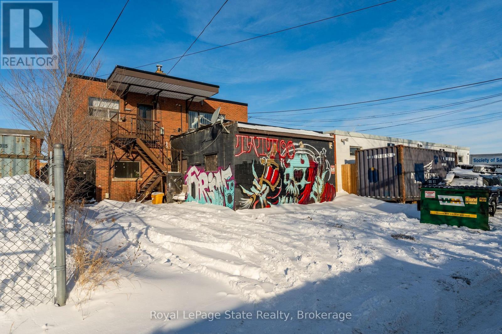 












196 PARKDALE AVENUE N

,
Hamilton (McQuesten),




Ontario
L8H5X2

