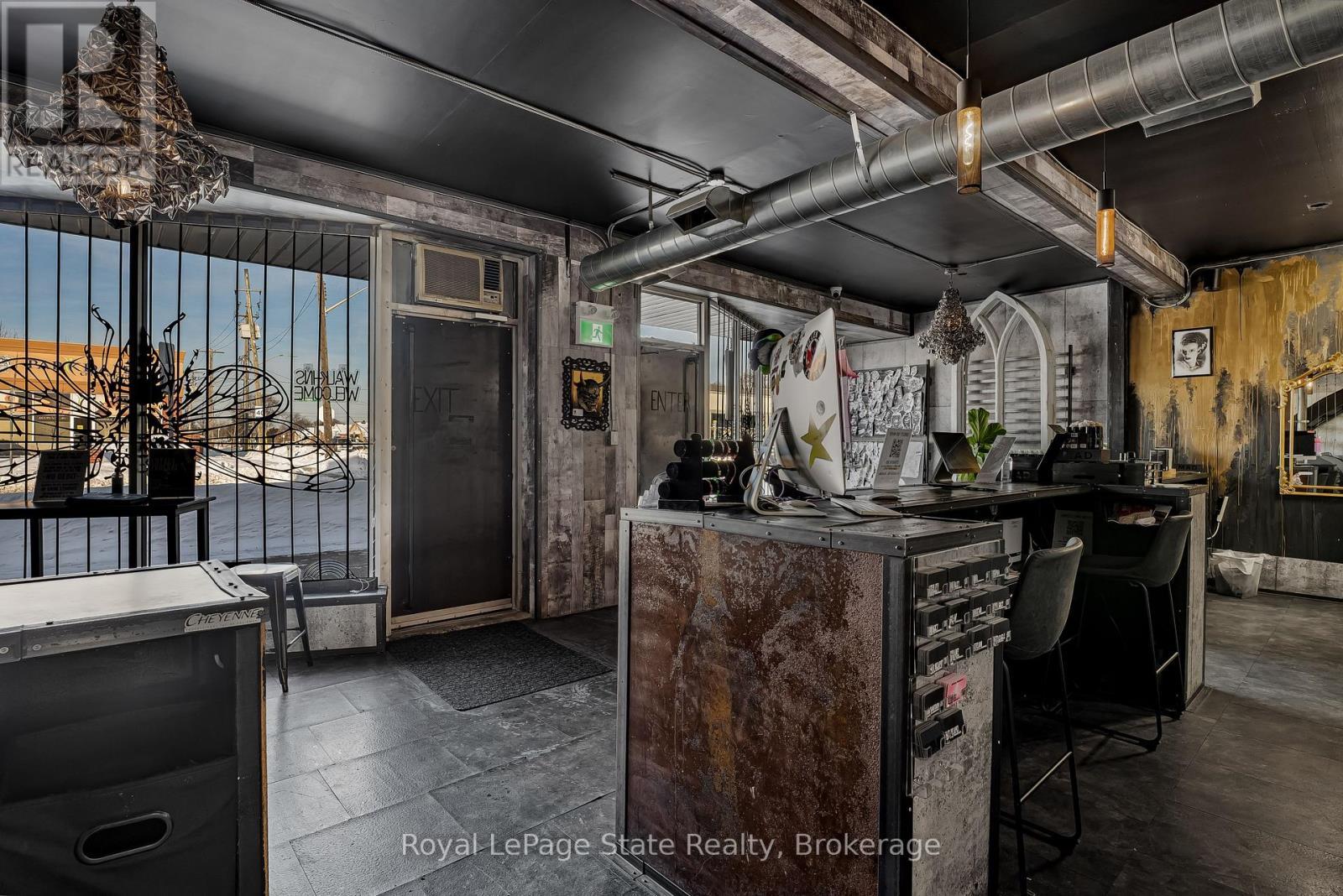 












196 PARKDALE AVENUE N

,
Hamilton (McQuesten),




Ontario
L8H5X2

