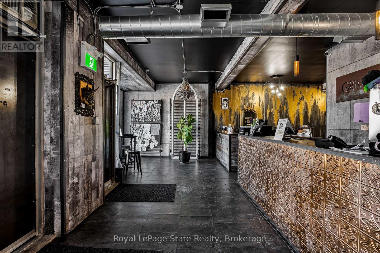 












196 PARKDALE AVENUE N

,
Hamilton (McQuesten),




Ontario
L8H5X2

