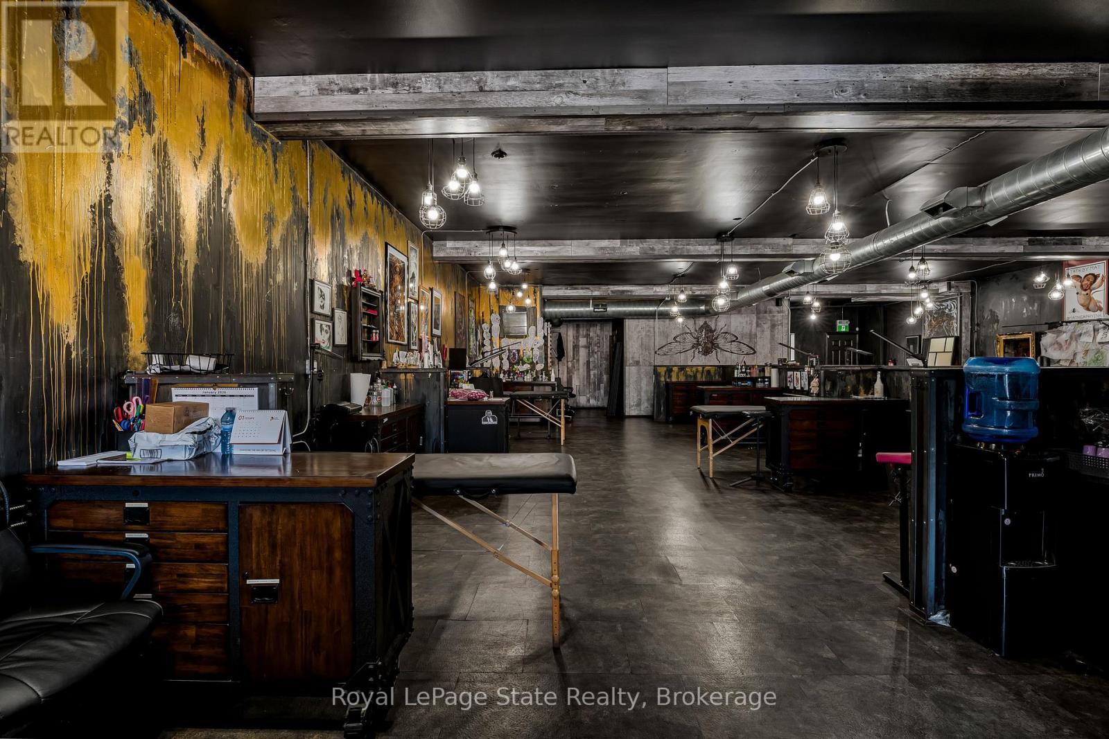 












196 PARKDALE AVENUE N

,
Hamilton (McQuesten),




Ontario
L8H5X2

