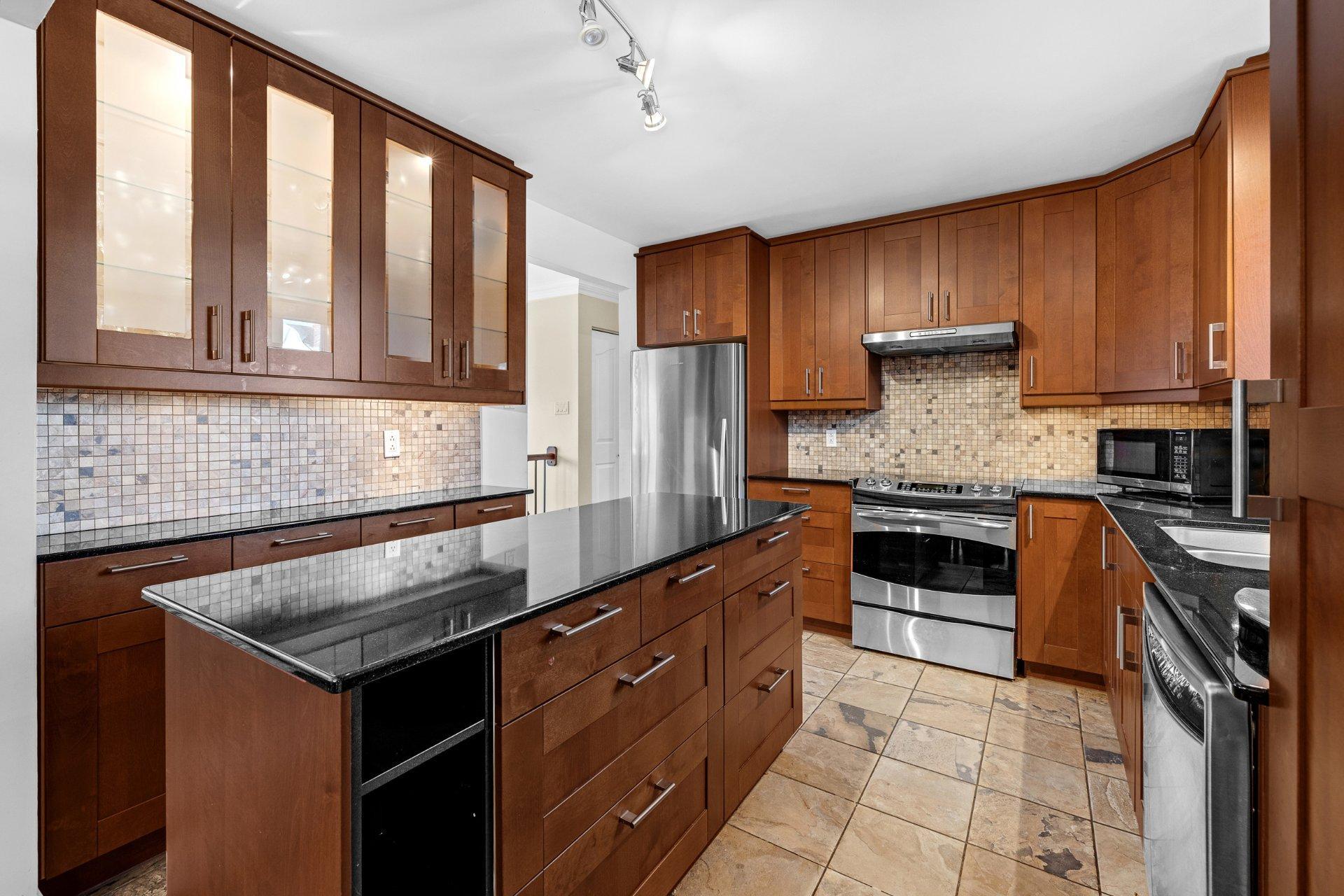 









3075


Rue Michaud

,
Brossard,




QC
J4Y1X4

