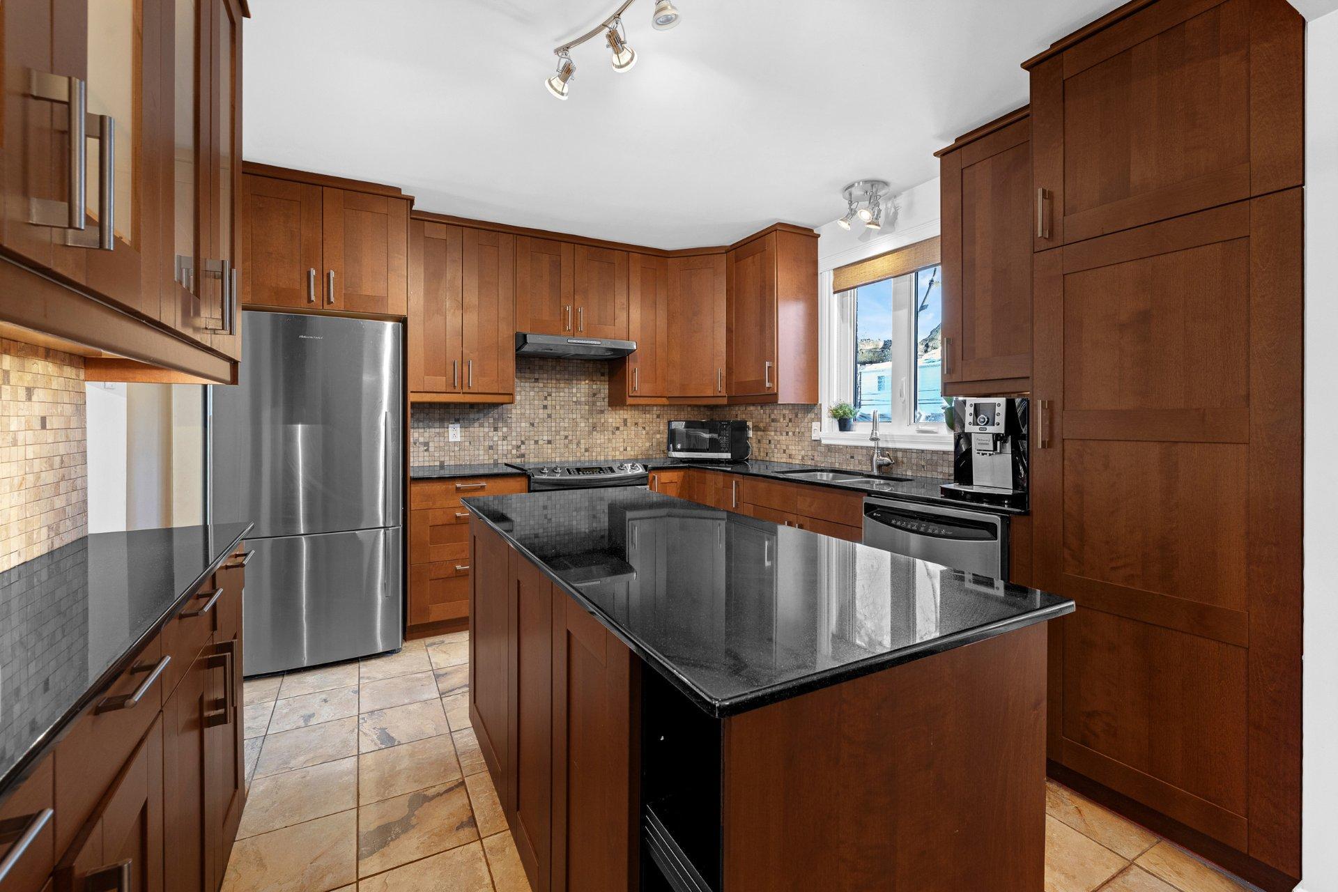 









3075


Rue Michaud

,
Brossard,




QC
J4Y1X4

