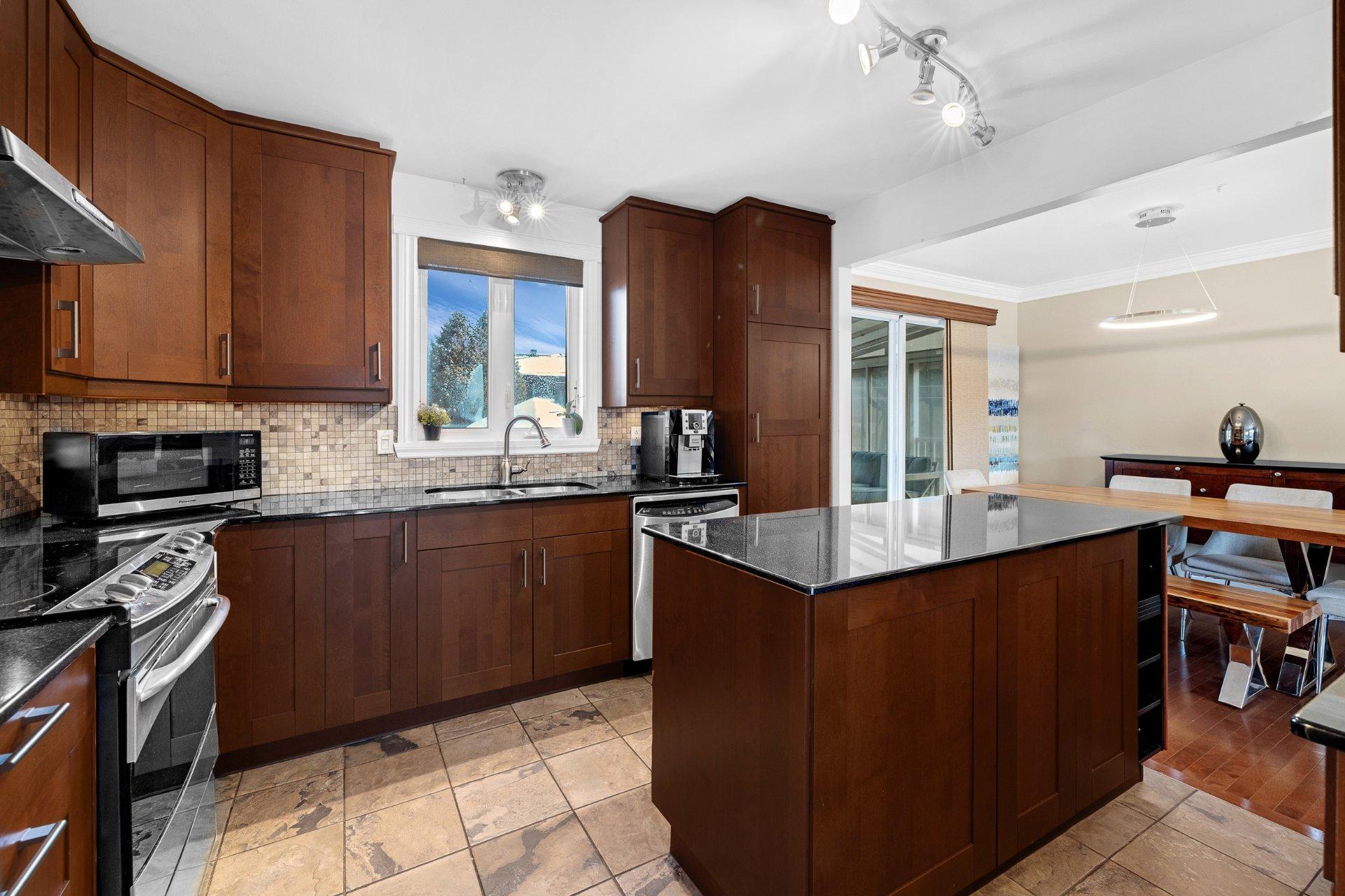 









3075


Rue Michaud

,
Brossard,




QC
J4Y1X4

