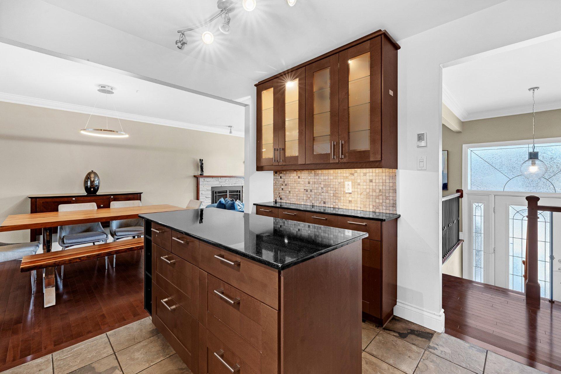 









3075


Rue Michaud

,
Brossard,




QC
J4Y1X4

