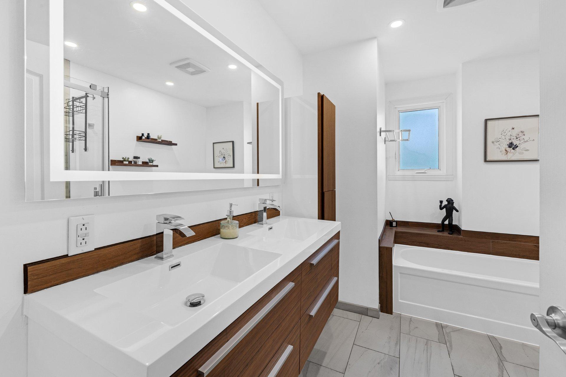 









3075


Rue Michaud

,
Brossard,




QC
J4Y1X4

