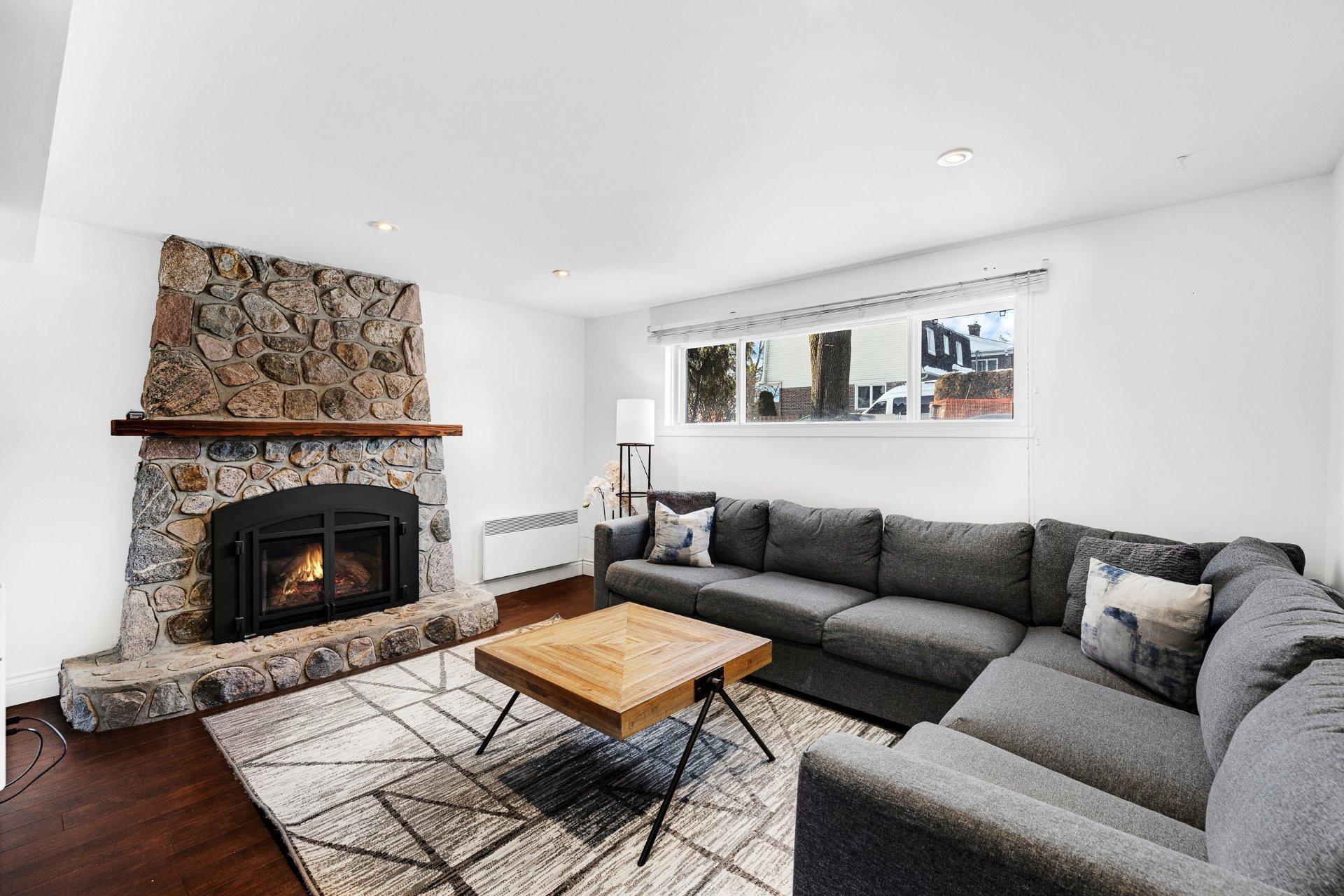 









3075


Rue Michaud

,
Brossard,




QC
J4Y1X4

