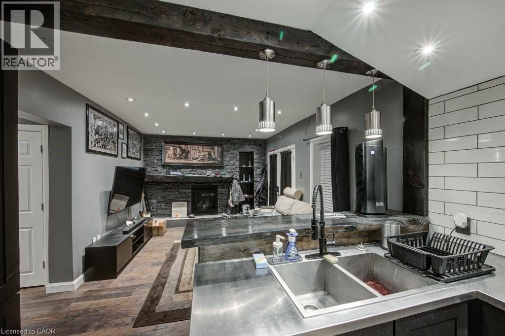 












83 OXFORD Street

,
Woodstock,




Ontario
N4S6A4

