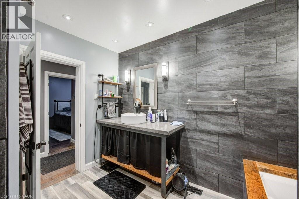 












83 OXFORD Street

,
Woodstock,




Ontario
N4S6A4

