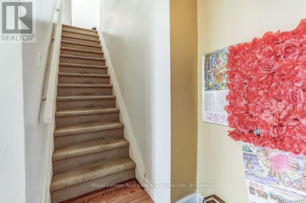 












17 - 15 ALBRIGHT ROAD

,
Hamilton (Vincent),




Ontario
L8K5J2

