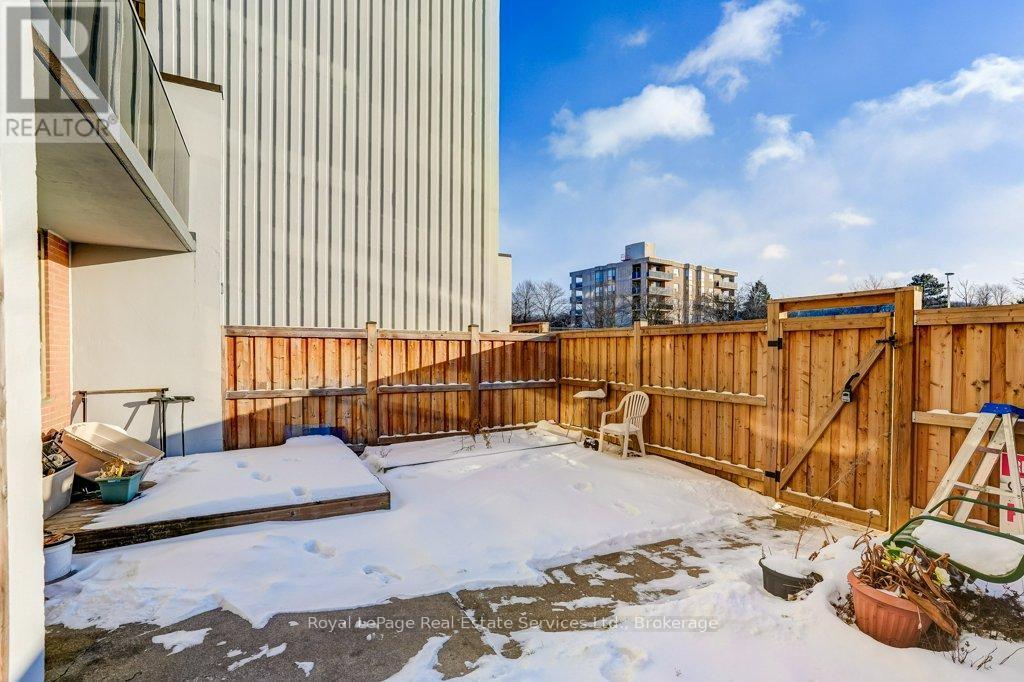 












17 - 15 ALBRIGHT ROAD

,
Hamilton (Vincent),




Ontario
L8K5J2

