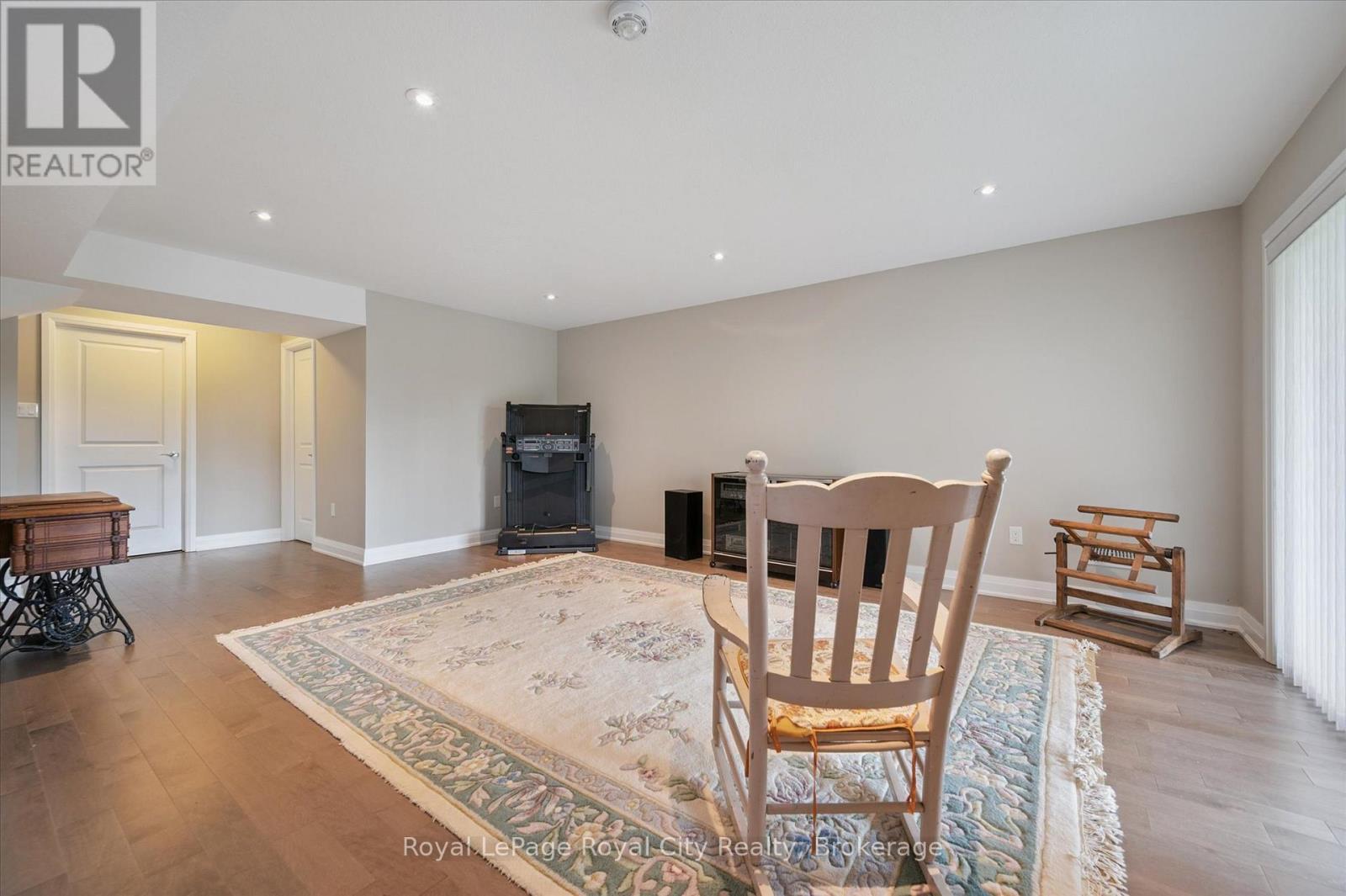 












113 ABERDEEN STREET

,
Centre Wellington (Fergus),




Ontario
N1M0B8

