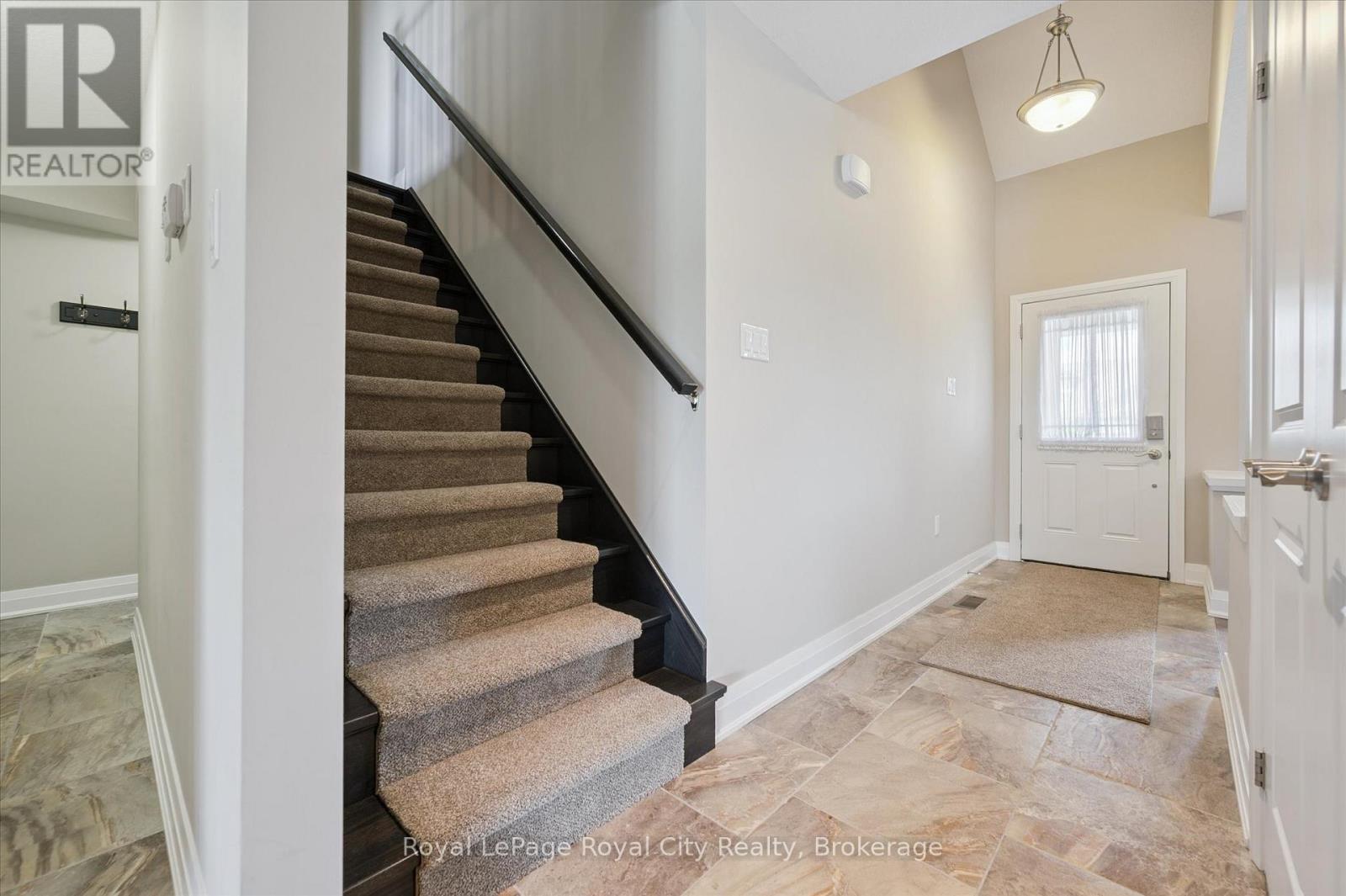 












113 ABERDEEN STREET

,
Centre Wellington (Fergus),




Ontario
N1M0B8

