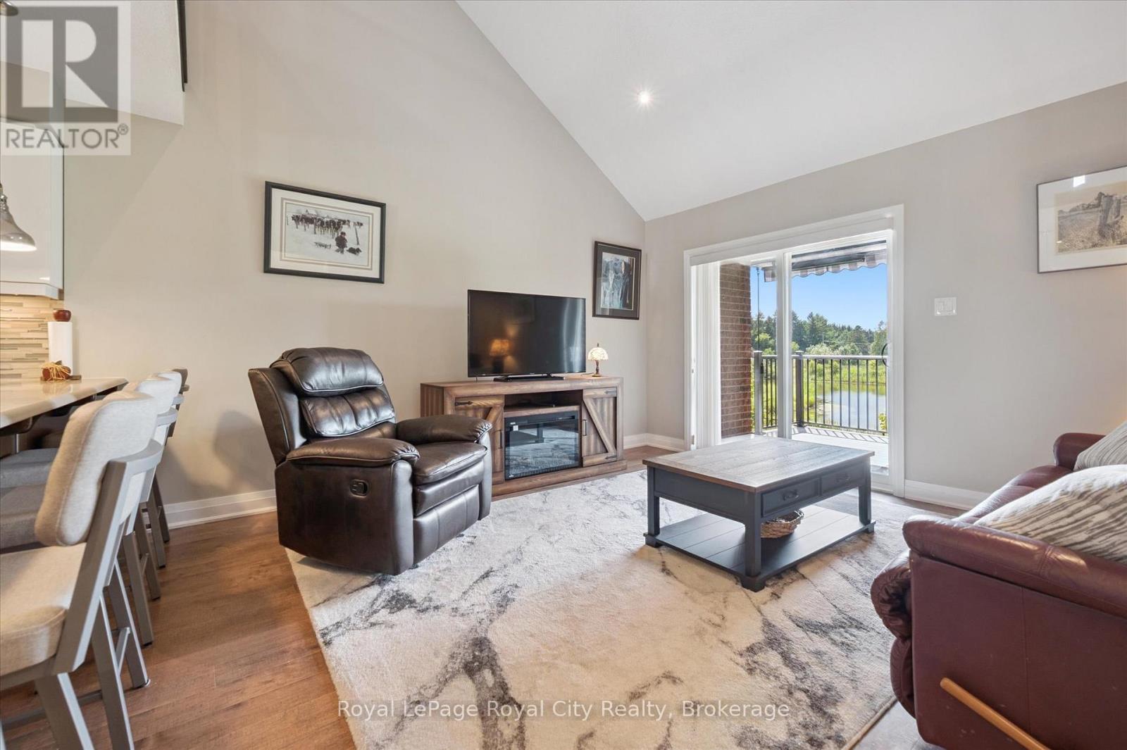 












113 ABERDEEN STREET

,
Centre Wellington (Fergus),




Ontario
N1M0B8

