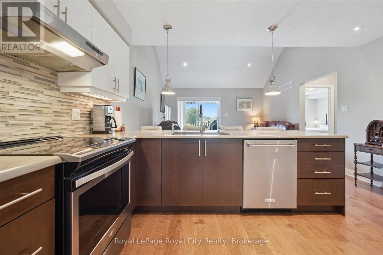 












113 ABERDEEN STREET

,
Centre Wellington (Fergus),




Ontario
N1M0B8


