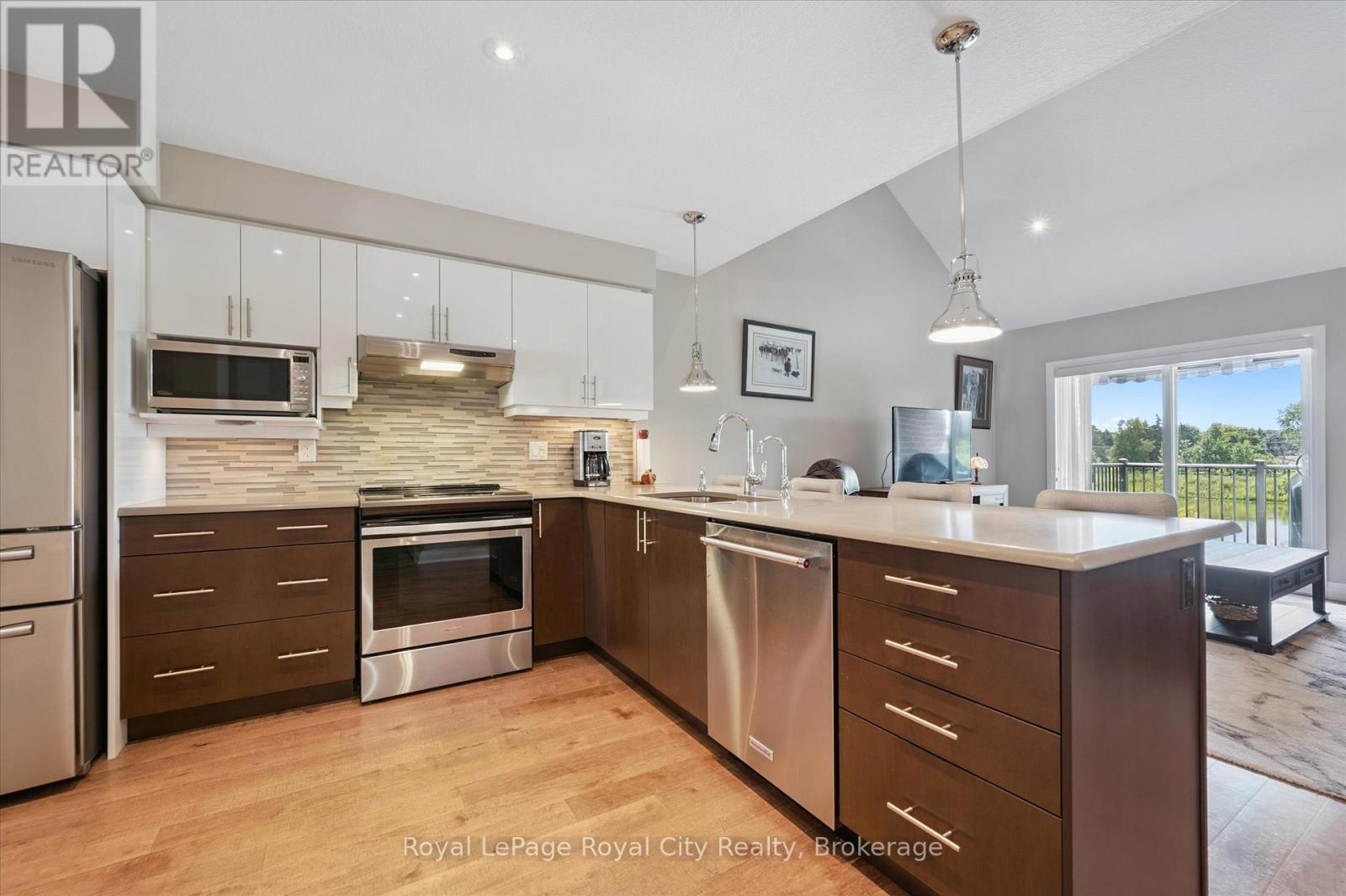 












113 ABERDEEN STREET

,
Centre Wellington (Fergus),




Ontario
N1M0B8

