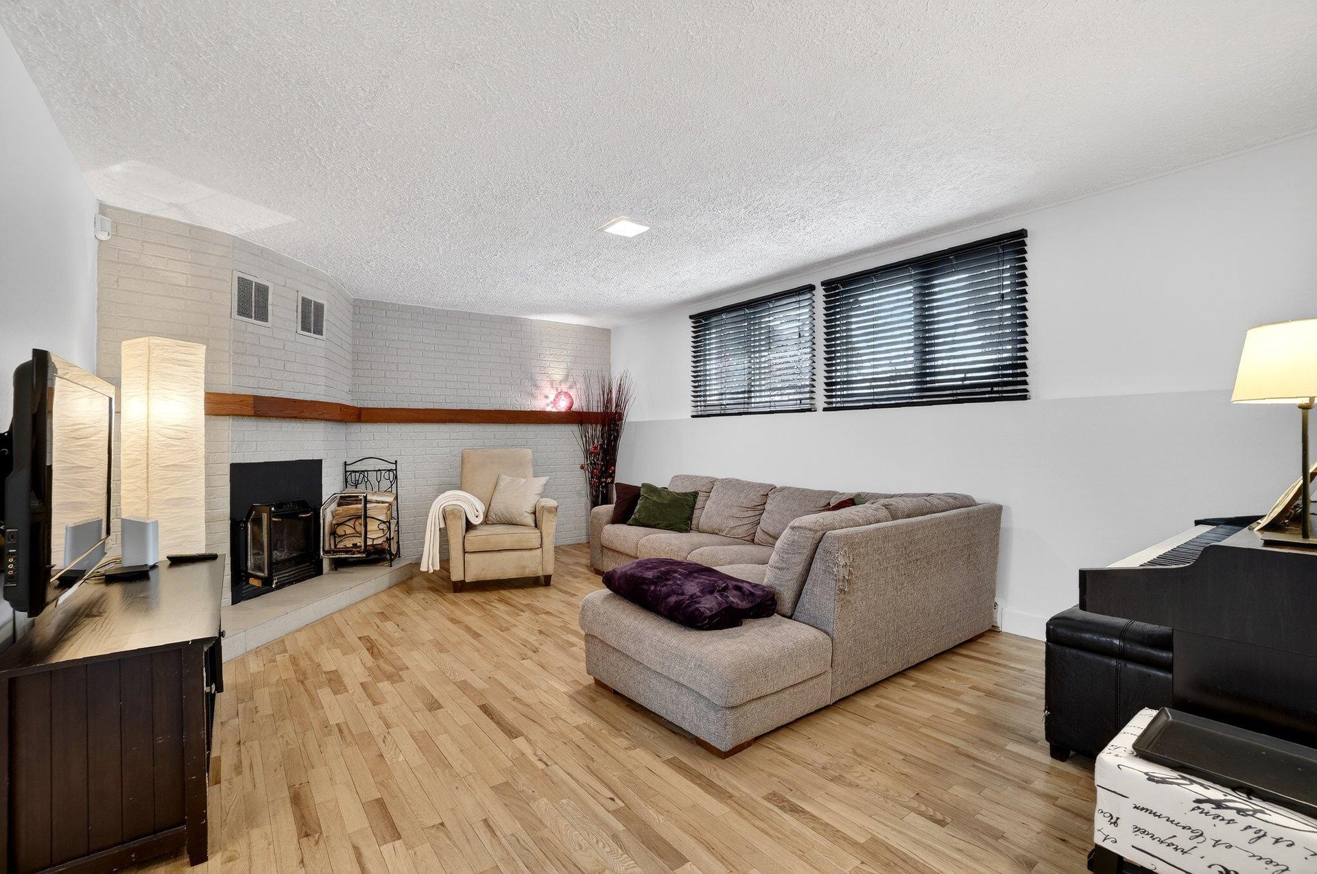 









2625


Av. de la Volière

,
Laval (Sainte-Rose),




QC
H7L3V6

