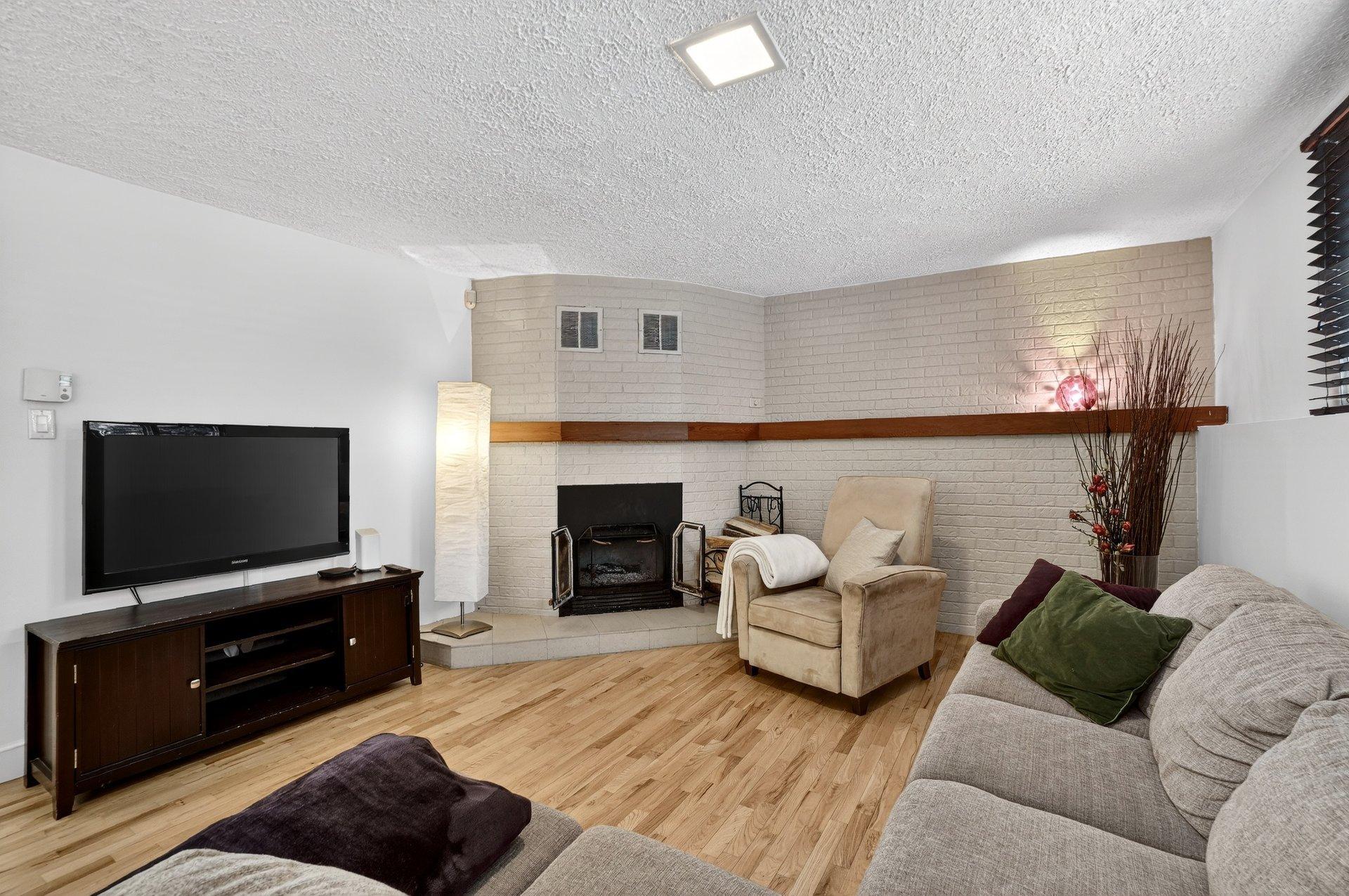 









2625


Av. de la Volière

,
Laval (Sainte-Rose),




QC
H7L3V6

