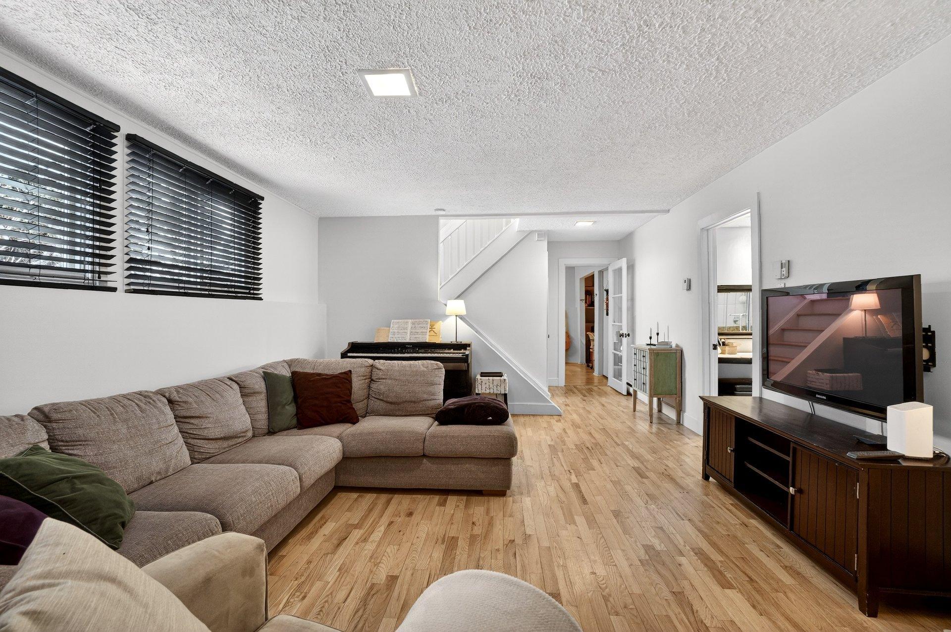 









2625


Av. de la Volière

,
Laval (Sainte-Rose),




QC
H7L3V6

