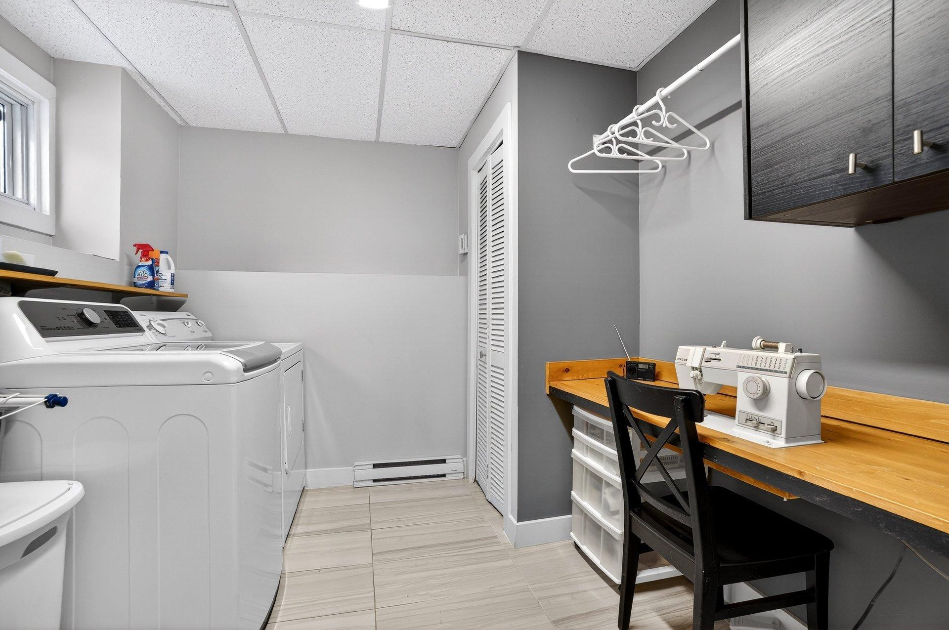 









2625


Av. de la Volière

,
Laval (Sainte-Rose),




QC
H7L3V6

