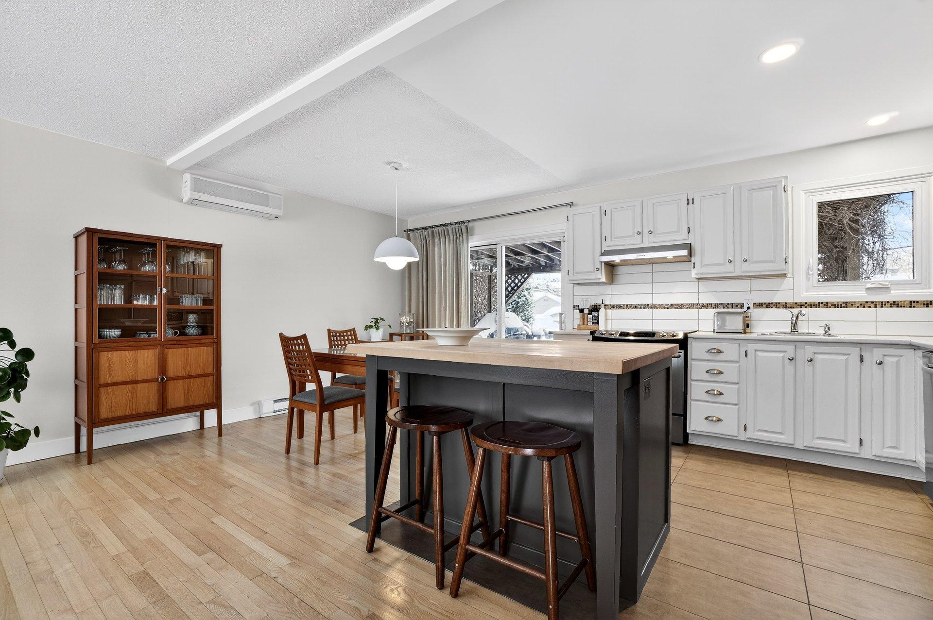 









2625


Av. de la Volière

,
Laval (Sainte-Rose),




QC
H7L3V6


