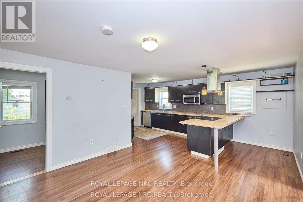 












557 GENEVA STREET

,
St. Catharines (Lakeport),




Ontario
L2N2J1

