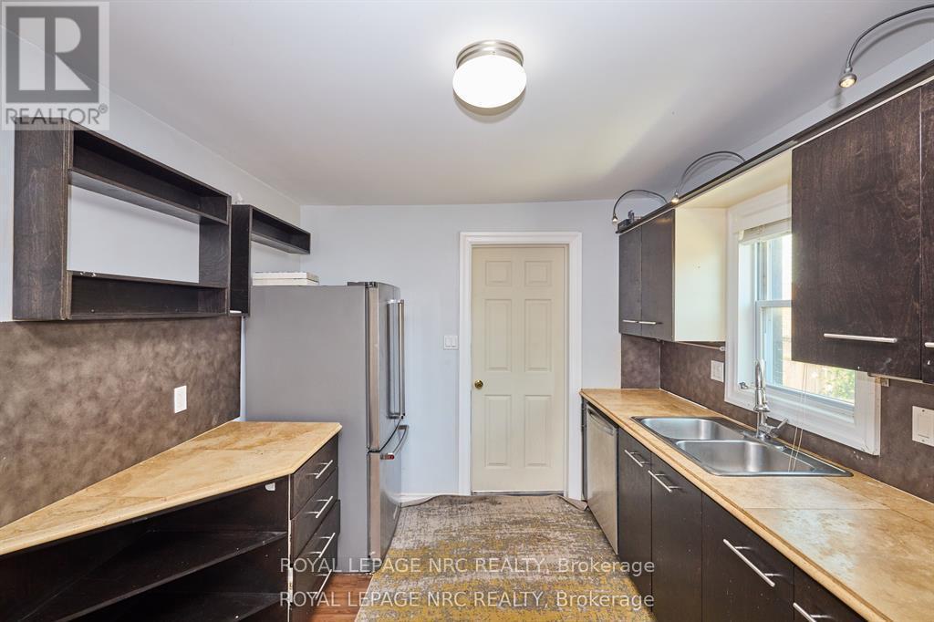 












557 GENEVA STREET

,
St. Catharines (Lakeport),




Ontario
L2N2J1

