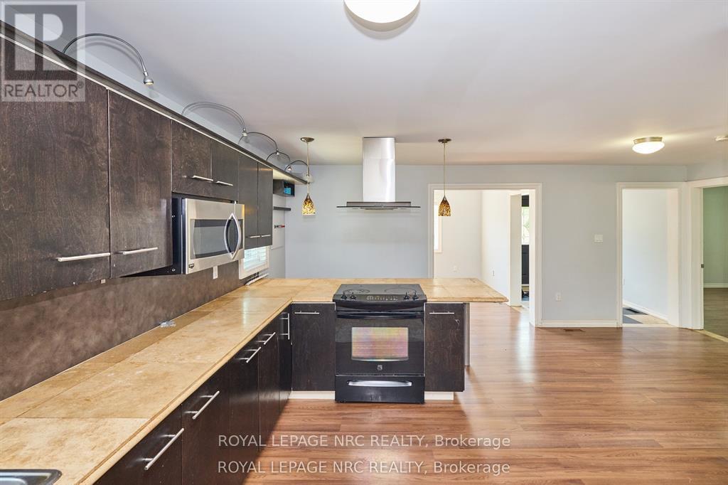 












557 GENEVA STREET

,
St. Catharines (Lakeport),




Ontario
L2N2J1

