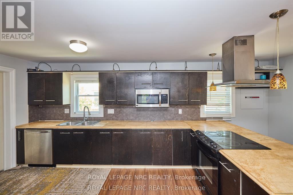 












557 GENEVA STREET

,
St. Catharines (Lakeport),




Ontario
L2N2J1

