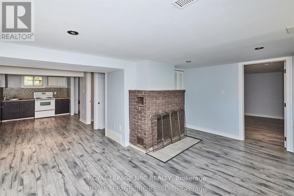 












557 GENEVA STREET

,
St. Catharines (Lakeport),




Ontario
L2N2J1

