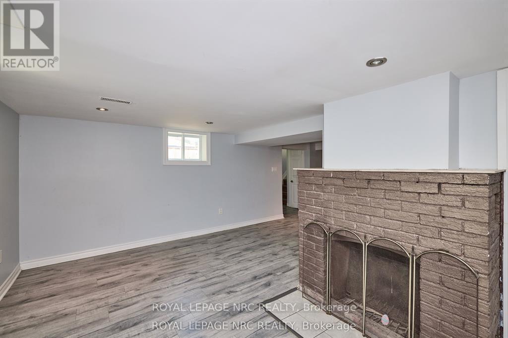 












557 GENEVA STREET

,
St. Catharines (Lakeport),




Ontario
L2N2J1

