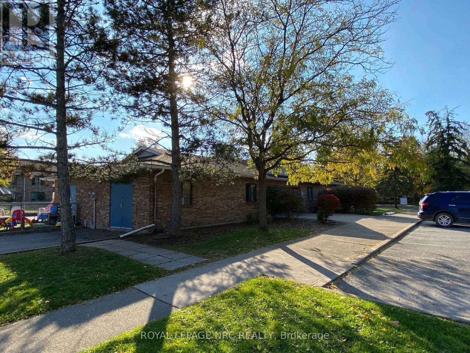 












8055 MCLEOD ROAD

,
Niagara Falls (West Wood),




Ontario
L2H3A4

