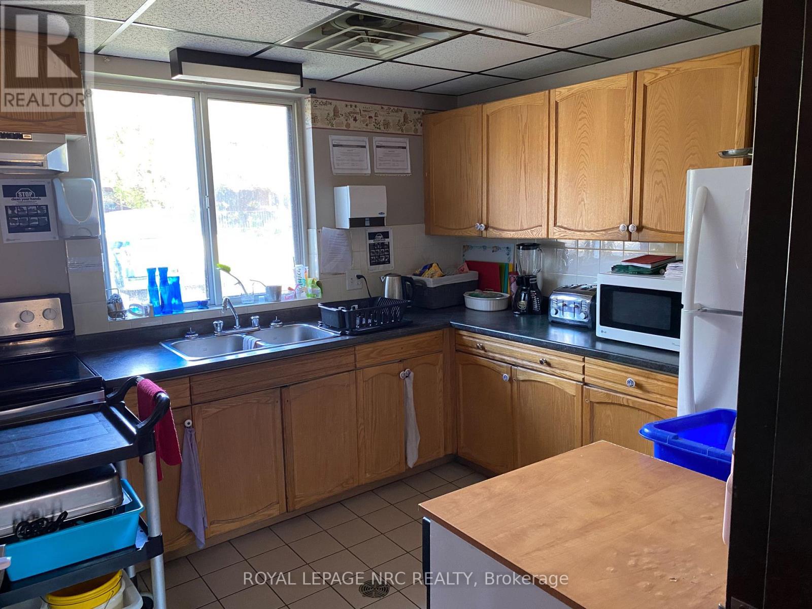 












8055 MCLEOD ROAD

,
Niagara Falls (West Wood),




Ontario
L2H3A4

