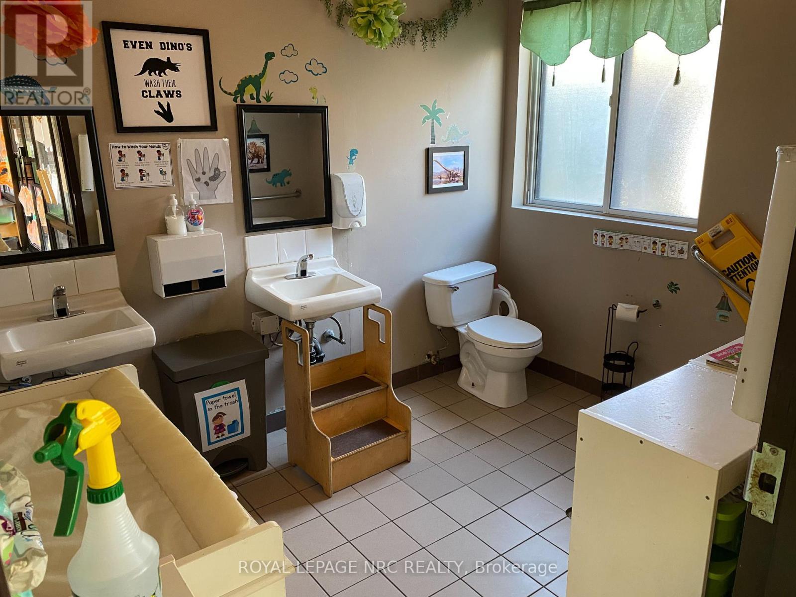 












8055 MCLEOD ROAD

,
Niagara Falls (West Wood),




Ontario
L2H3A4

