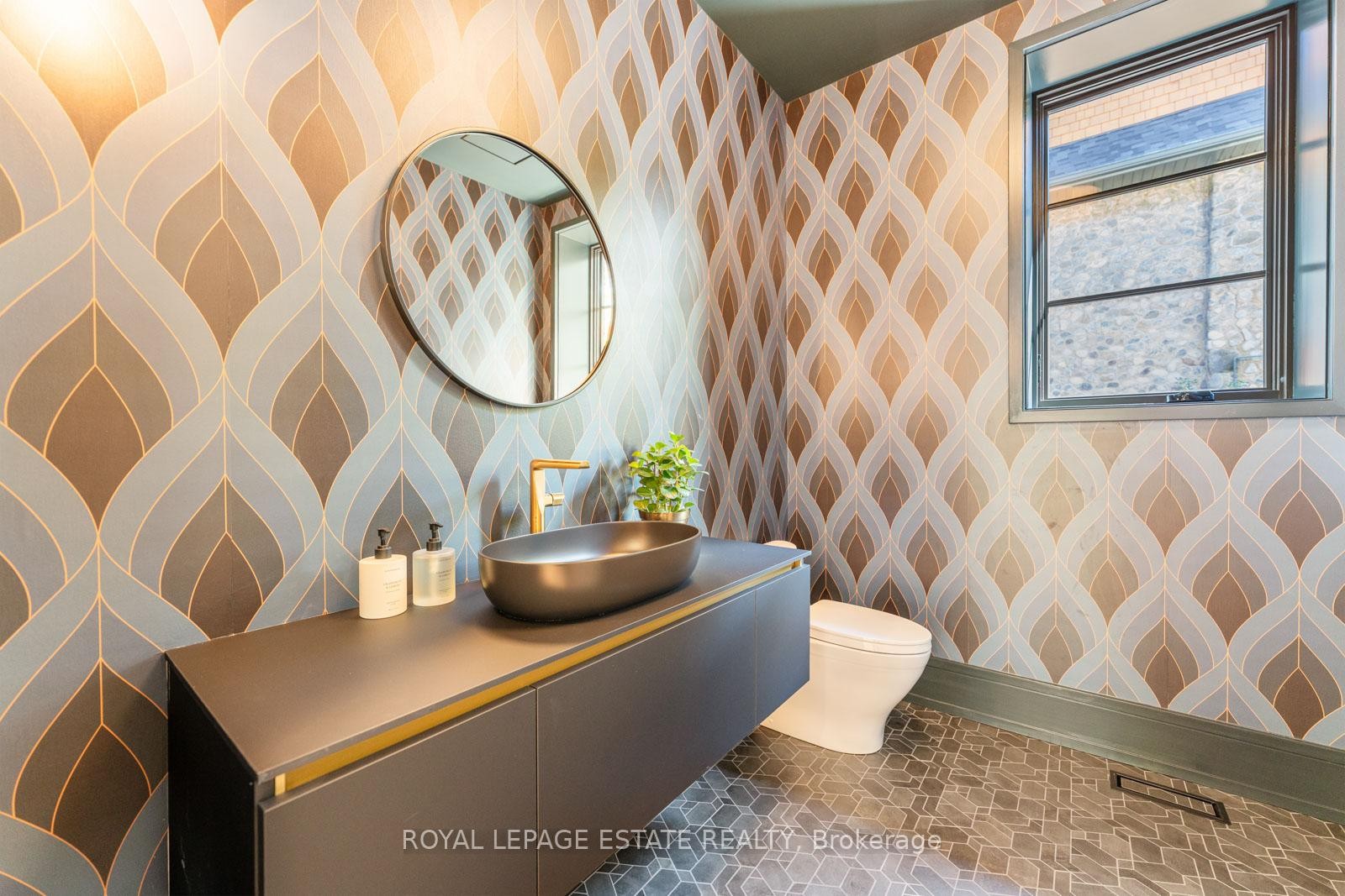 









8


Crown Park

Road,
Toronto,




ON
M4E 1J9

