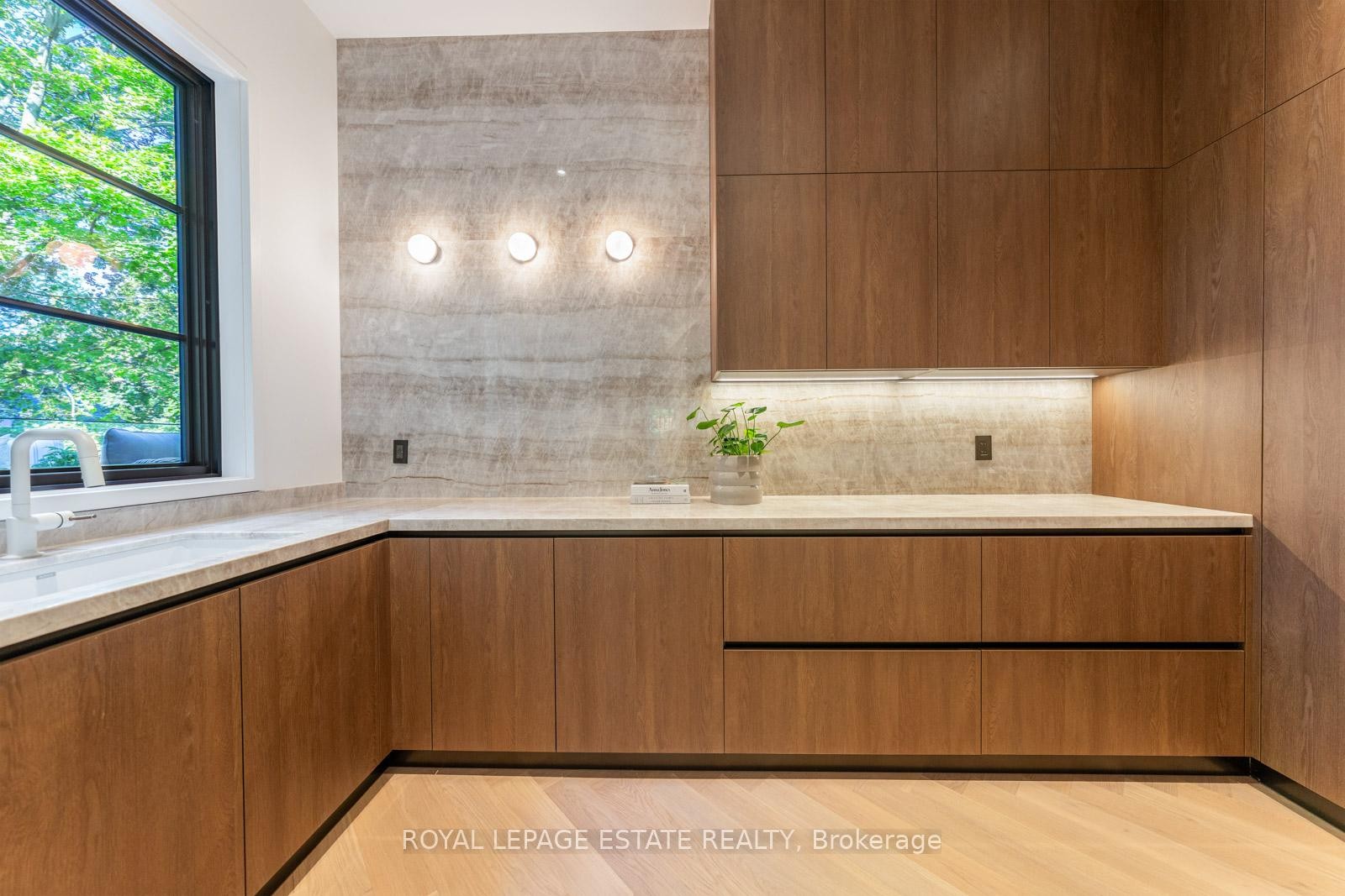 









8


Crown Park

Road,
Toronto,




ON
M4E 1J9

