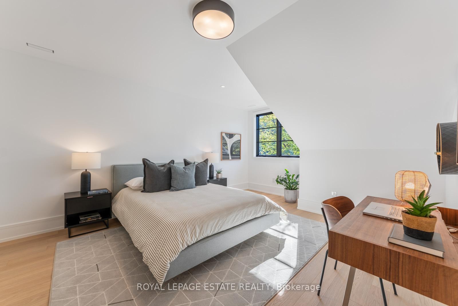 









8


Crown Park

Road,
Toronto,




ON
M4E 1J9

