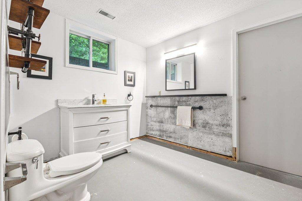 









29


Ch. Dunn

,
Chelsea,




QC
J9B1G6

