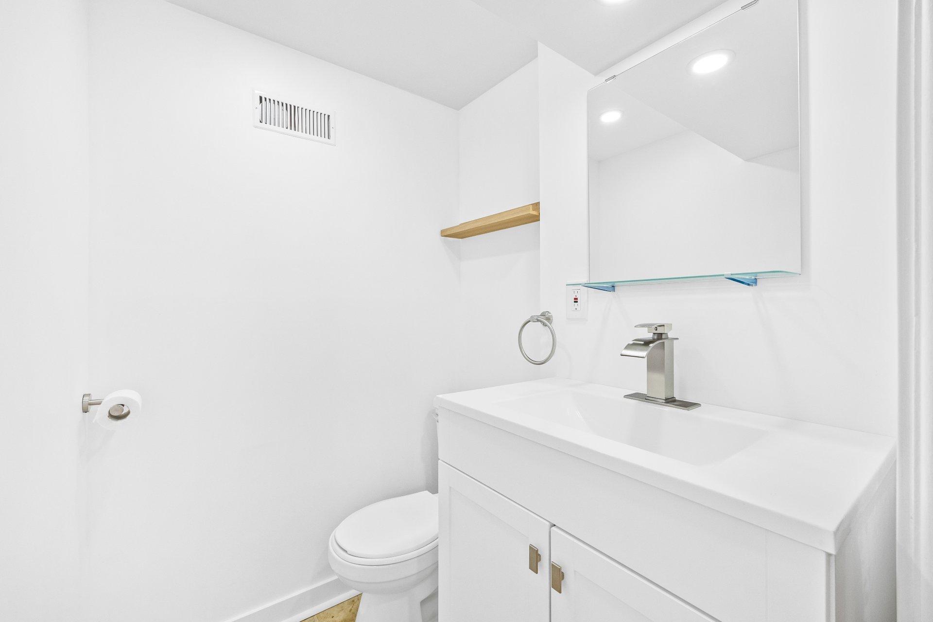 









20


Rue Émile

,
Laval (Laval-des-Rapides),




QC
H7N4K8

