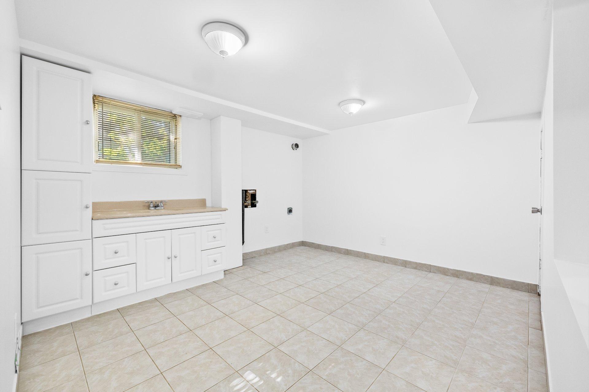 









20


Rue Émile

,
Laval (Laval-des-Rapides),




QC
H7N4K8

