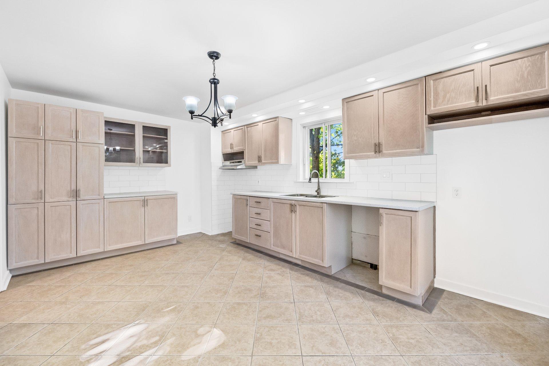 









20


Rue Émile

,
Laval (Laval-des-Rapides),




QC
H7N4K8

