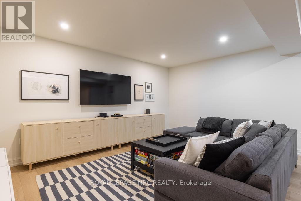 












166 DALHOUSIE AVENUE

,
St. Catharines (Port Dalhousie),




Ontario
L2N4X7

